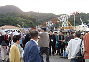 「お帰りなさい。いかがでしたか？」と互いに声をかけ合う大島・倉橋の参加者　(伊保田港にて)